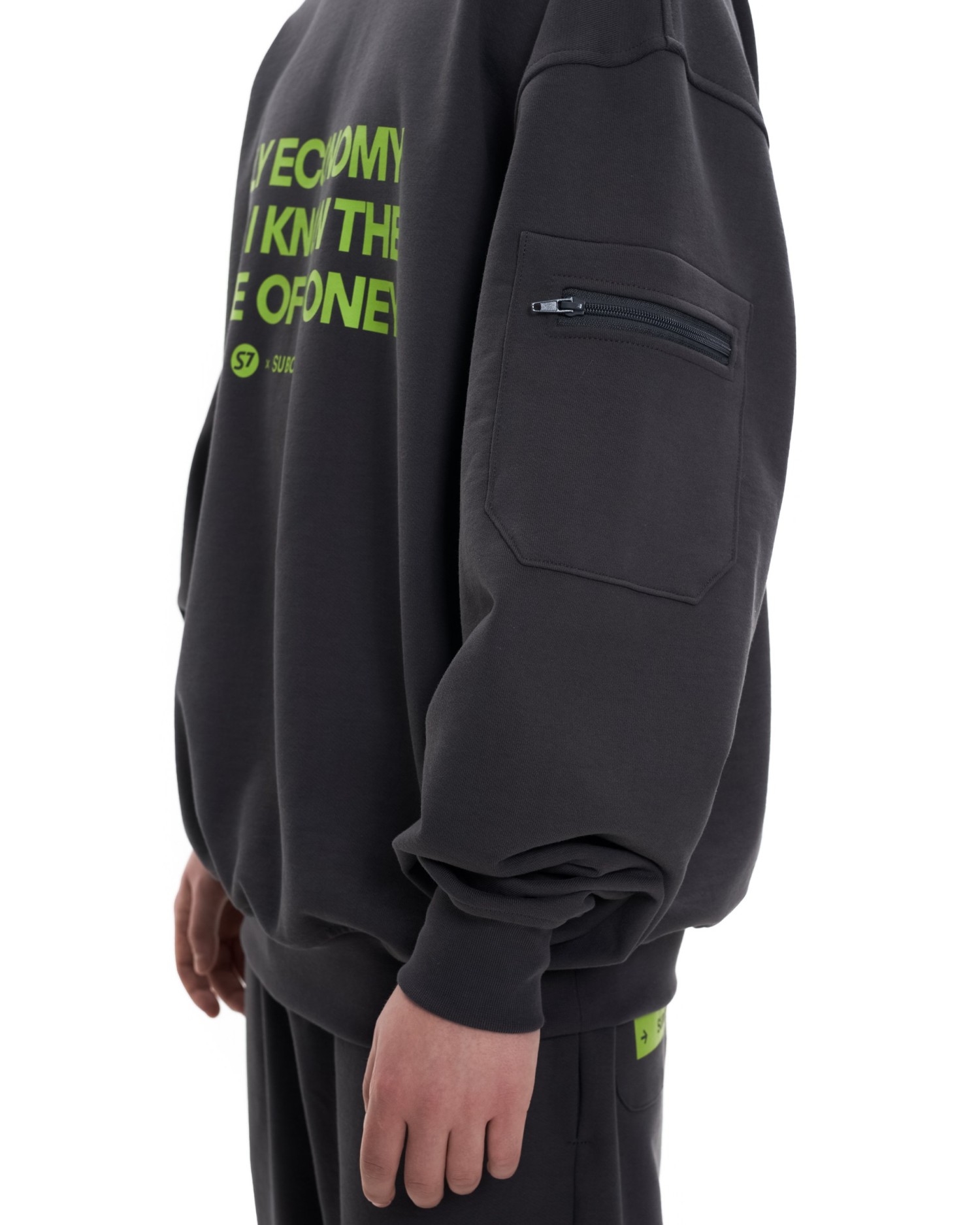 Костюм Suborbia x S7 со свитшотом MEN Graphite Economy class